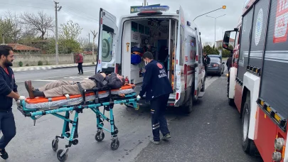 Hafif ticari araçla otomobil çarpıştı, 2 yaralı