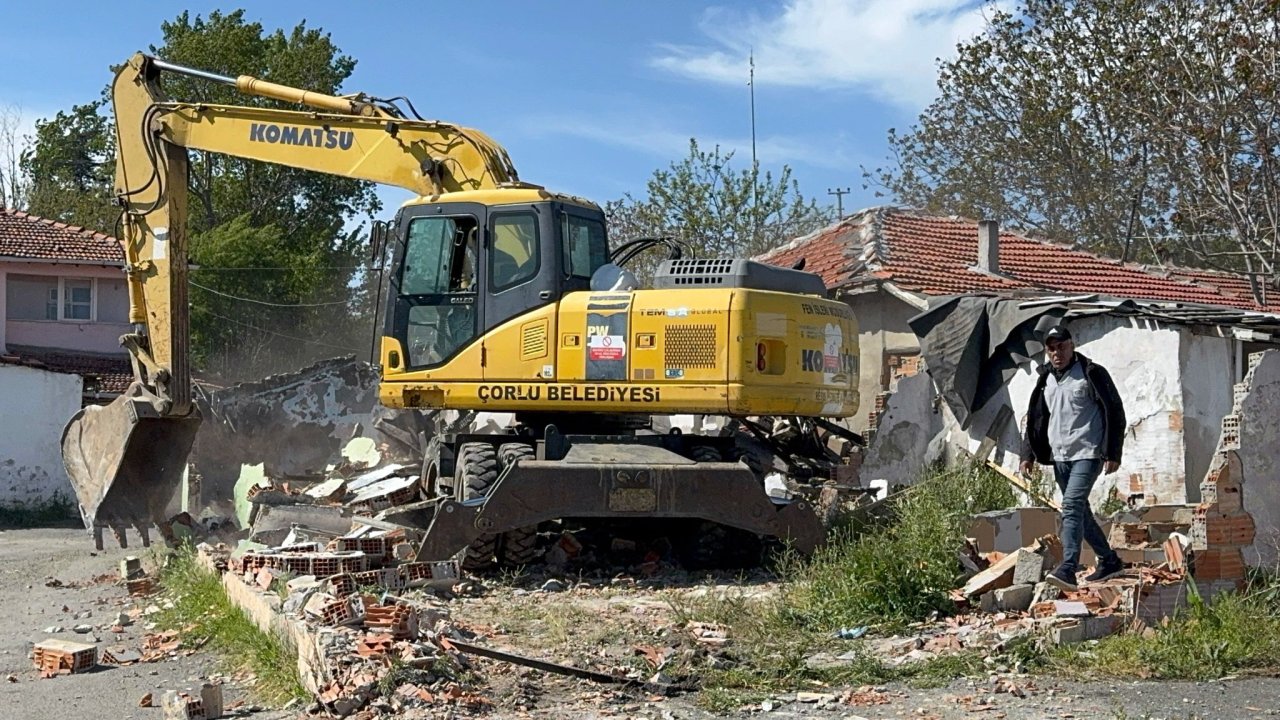 Çorlu'da uyuşturucu satılan 10 metruk bina yıkıldı