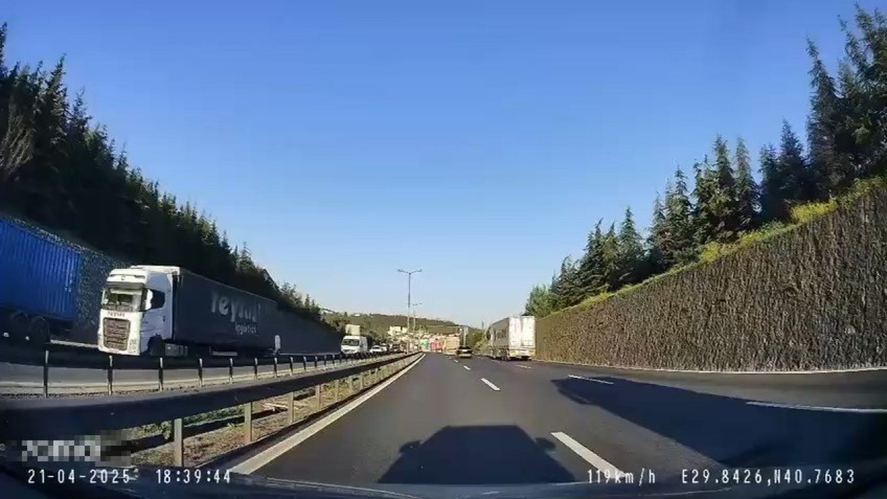 TEM Otoyolu İzmit geçişinde zincirleme kaza anı kamerada; 2 şerit ulaşıma kapandı