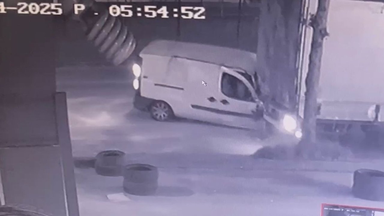 TIR’a çarpan aracın yaralanan sürücüsü kendi imkanlarıyla çıktı; o anlar kamerada
