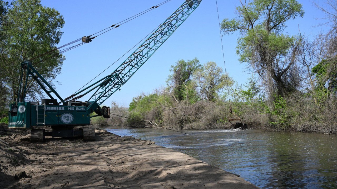 Tunca Nehri temizlenerek, su biriktirme alanları yapılıyor