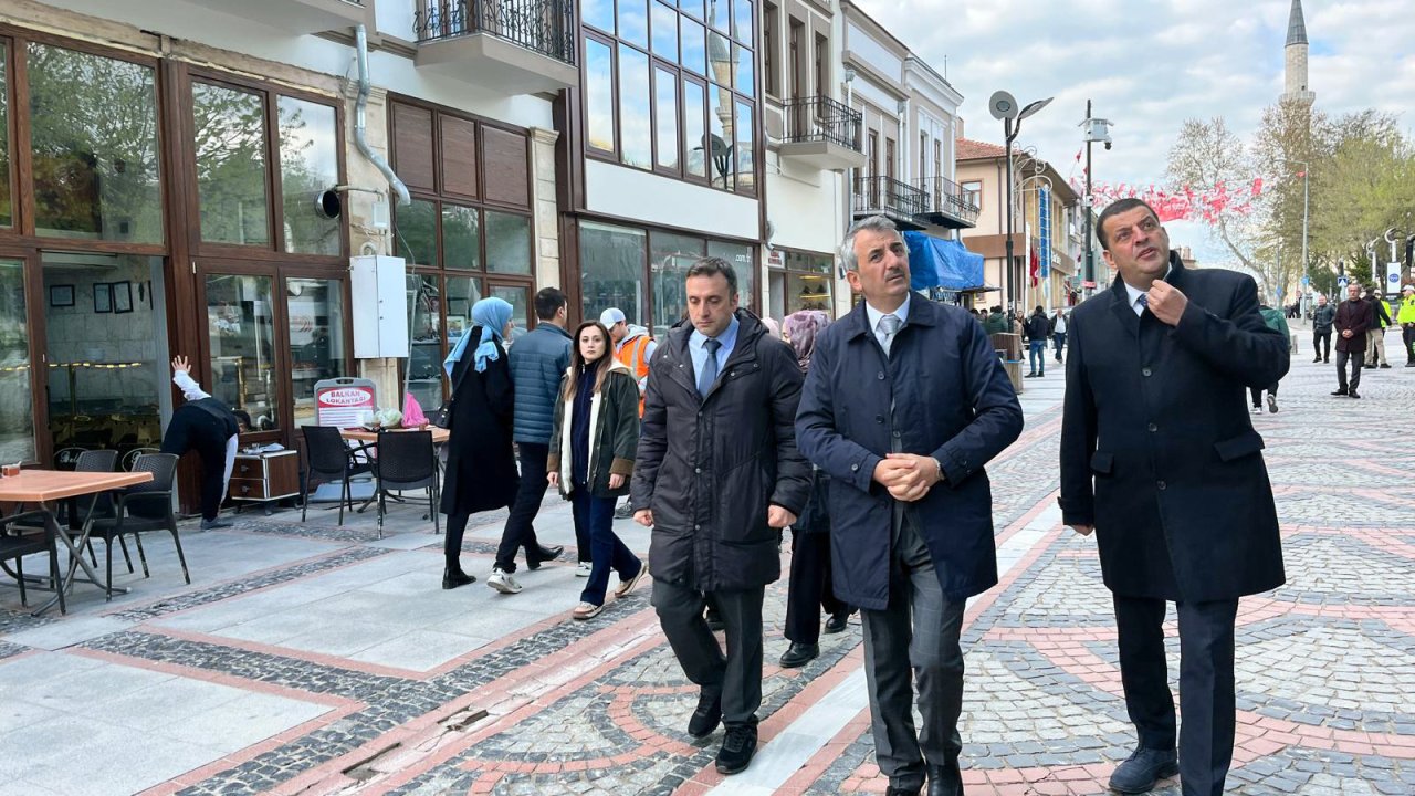 Vali Sezer'den sokak sağlıklaştırması çalışmalarının devam ettiği Saraçlar Caddesi'nde inceleme