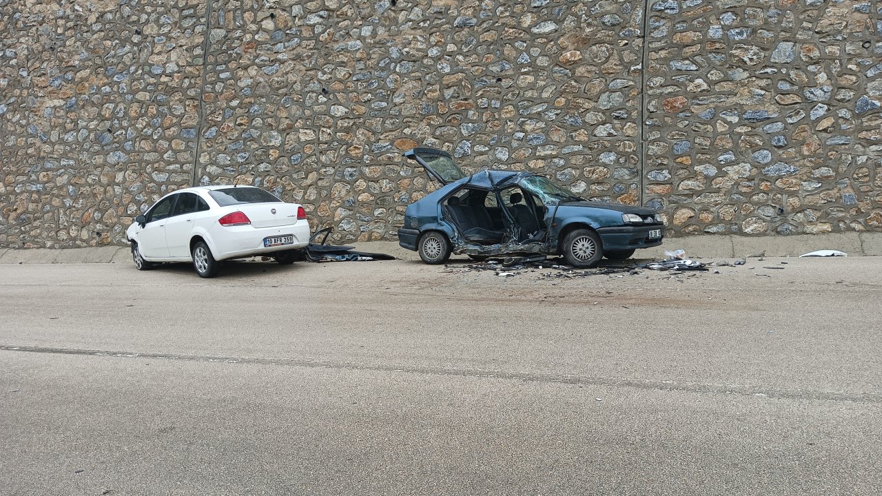 Yağış nedeniyle kayganlaşan yolda 2 otomobil çarpıştı: 5 yaralı