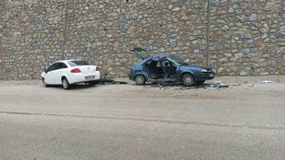 Yağış nedeniyle kayganlaşan yolda 2 otomobil çarpıştı: 5 yaralı