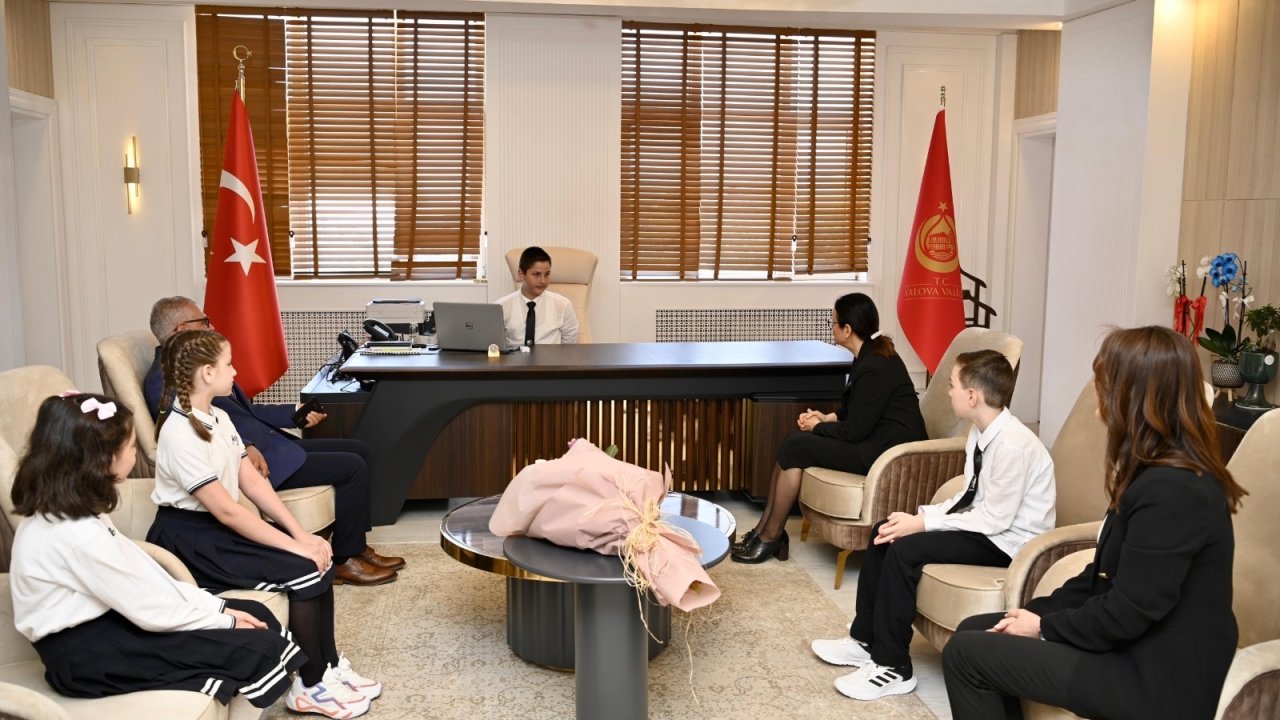 Yalova'da makam koltuklarına çocuklar oturdu