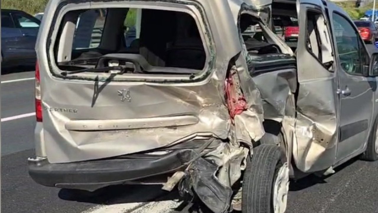 Anadolu Otoyolu Gebze geçişinde otomobille, hafif ticari araç çarpıştı; 2 yaralı