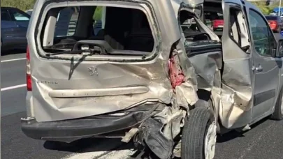 Anadolu Otoyolu Gebze geçişinde otomobille, hafif ticari araç çarpıştı; 2 yaralı