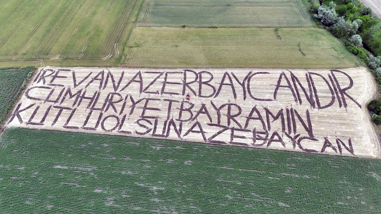 Azerbaycan'ın bağımsızlık gününü tarlasına yazdığı yazıyla kutladı