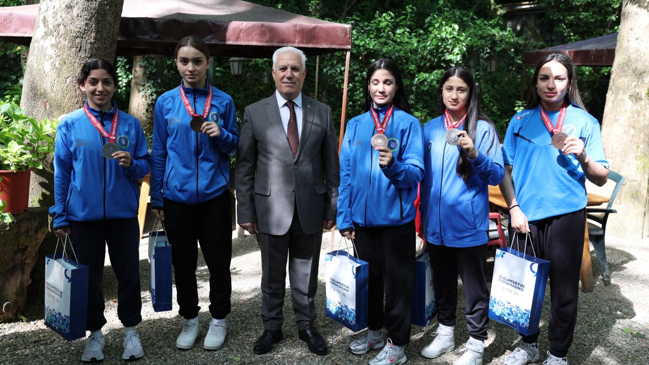Başkan Bozbey, Türkiye Ferdi Boks Şampiyonası'nda madalya kazanan kadın sporcuları tebrik etti