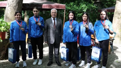 Başkan Bozbey, Türkiye Ferdi Boks Şampiyonası'nda madalya kazanan kadın sporcuları tebrik etti