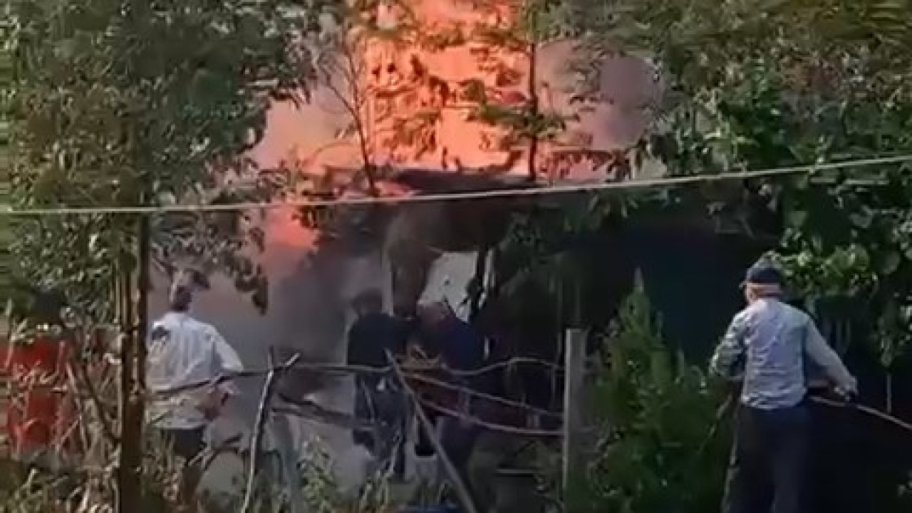 Binaların arasındaki odunluk alev alev yandı