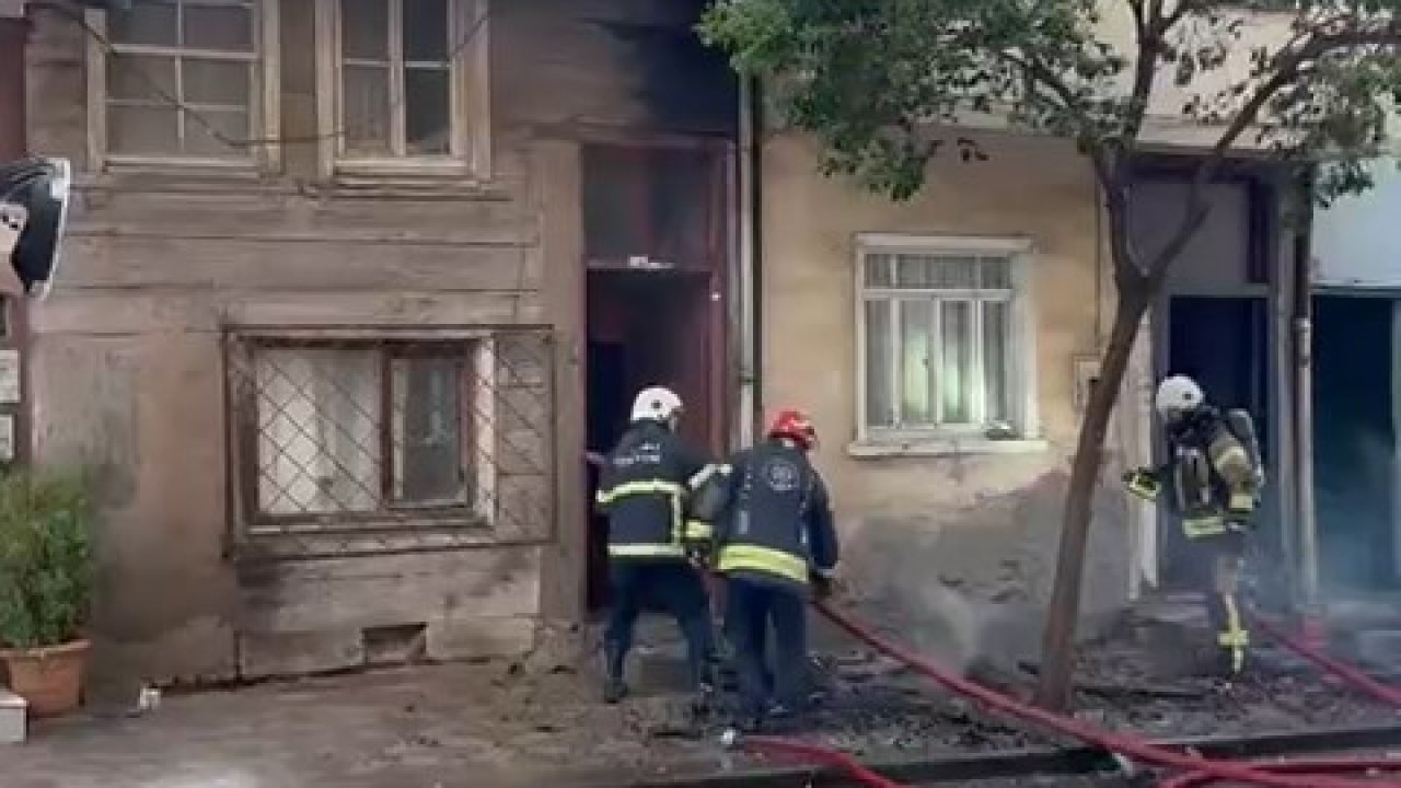 Bitişik 3 ev yandı; 2 itfaiye eri yaralandı
