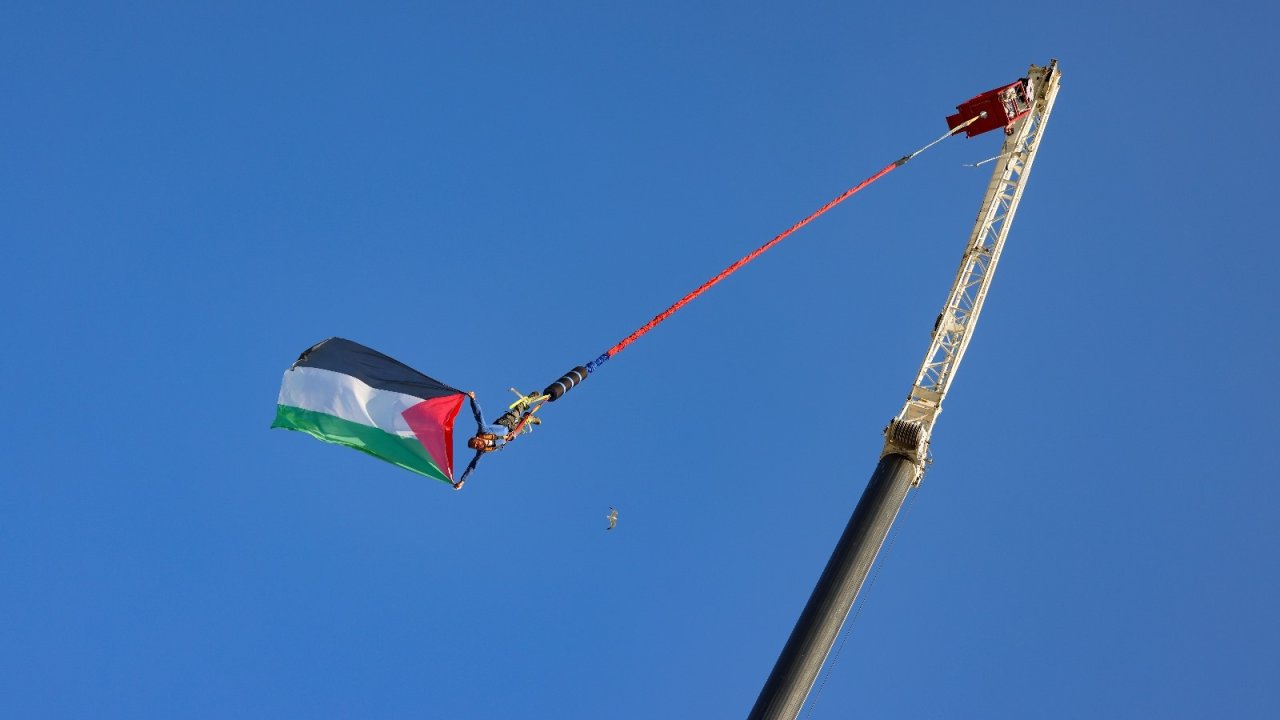 Bungee jumping yapan kişi 70 metre yükseklikte Filistin bayrağı açtı
