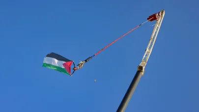 Bungee jumping yapan kişi 70 metre yükseklikte Filistin bayrağı açtı