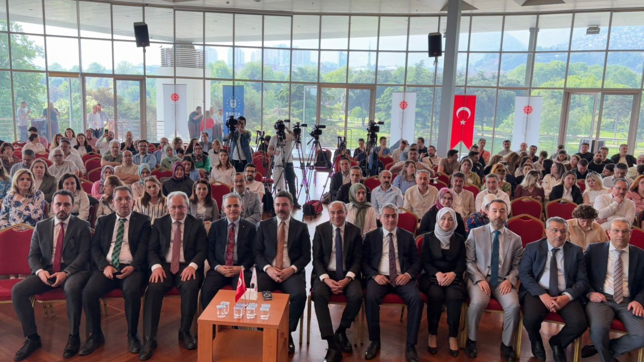 Bursa&#039;da 377 eğitimciye dezenformasyonla mücadele eğitimi verildi