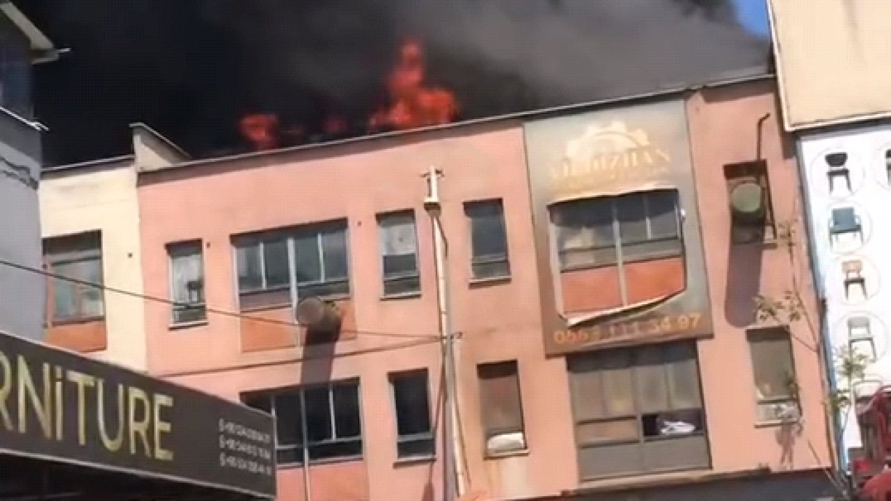 Bursa'da, mobilya imalathanesinin çatı katında yangın