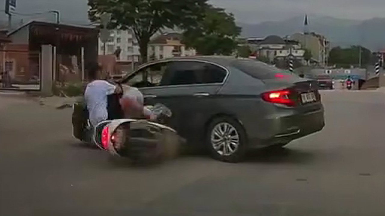 Bursa'da otomobil ile motosikletin çarpıştığı kaza kamerada; 2 yaralı