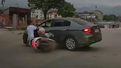 Bursa'da otomobil ile motosikletin çarpıştığı kaza kamerada; 2 yaralı