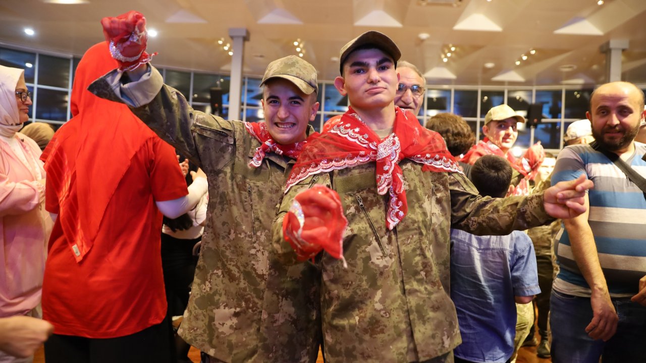 Bursa’da ‘özel askerler’ için kına eğlencesi