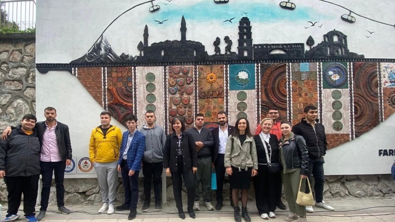 Bursa'da özel gereksinimli öğrencilerin hazırladığı seramik pano, Nilüfer'de sergileniyor