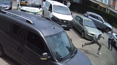 'Camide minibüsünü yıkama' diye uyaran muhtara saldırı kamerada