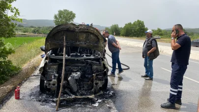 Çanakkale’de seyir halinde alev alan otomobil kullanılamaz hale geldi