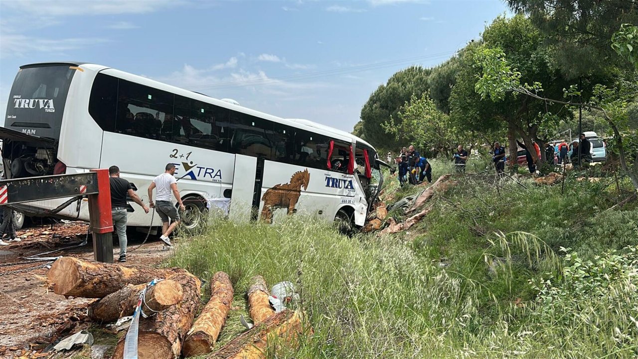Çanakkale'de zincirleme kaza; 8 ölü, 20 yaralı