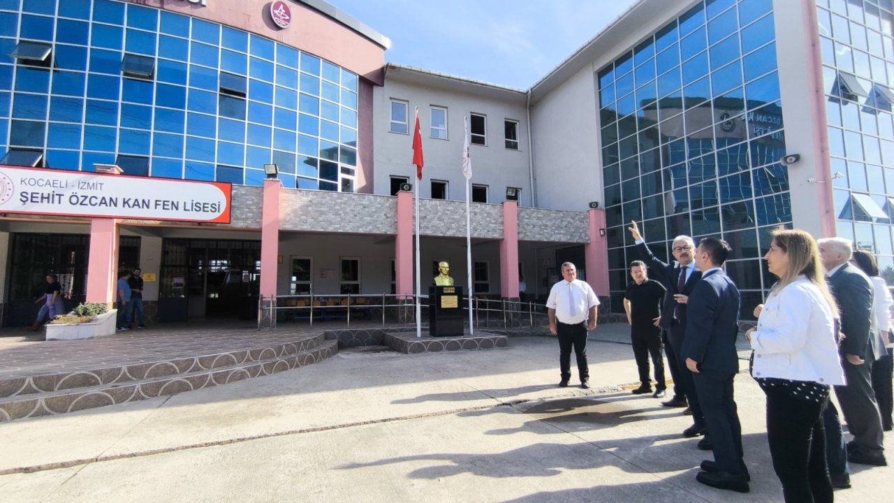 Çatısı yanan okulda eğitime 2 gün ara verildi