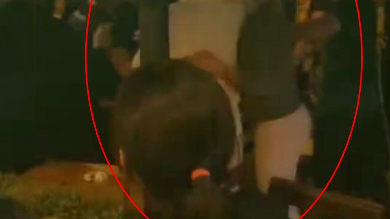 Eğlence mekanındaki tekmeli ve yumruklu 'yan bakma' kavgası kamerada
