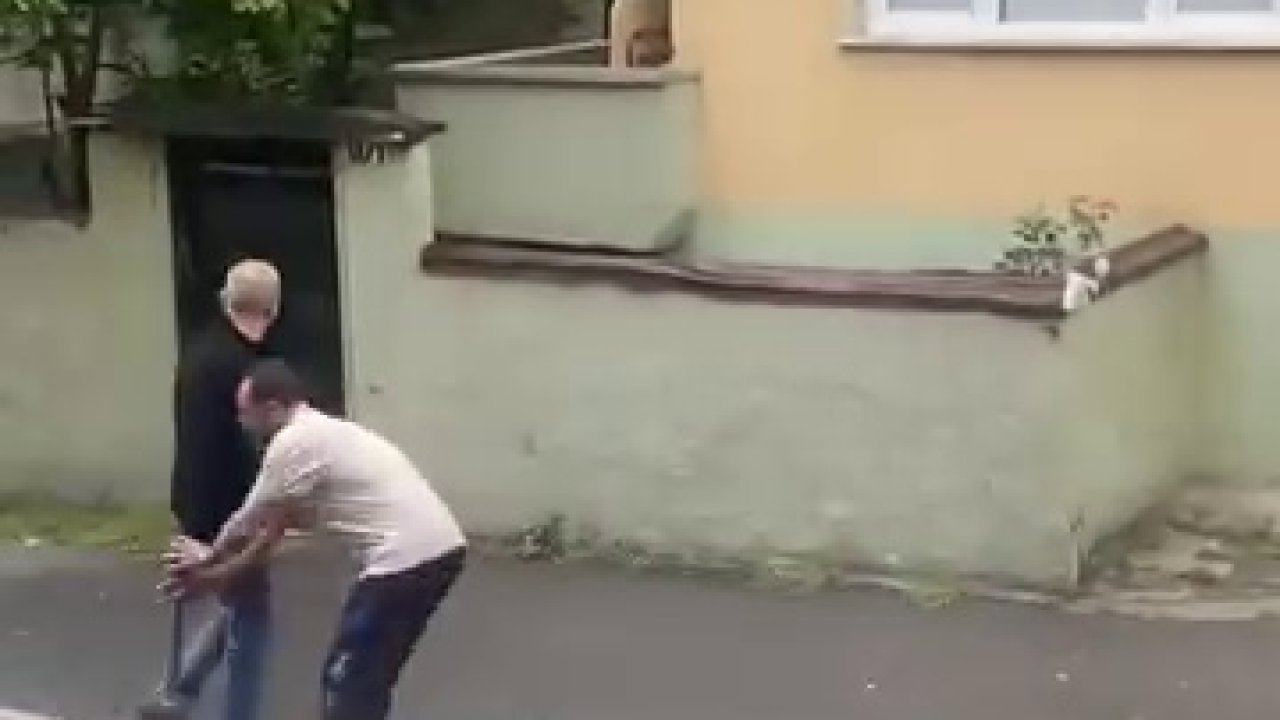Egzoz sesinden rahatsız olup tabanca ve balyozla dışarı çıkan 2 kişiyi komşuları sakinleştirdi