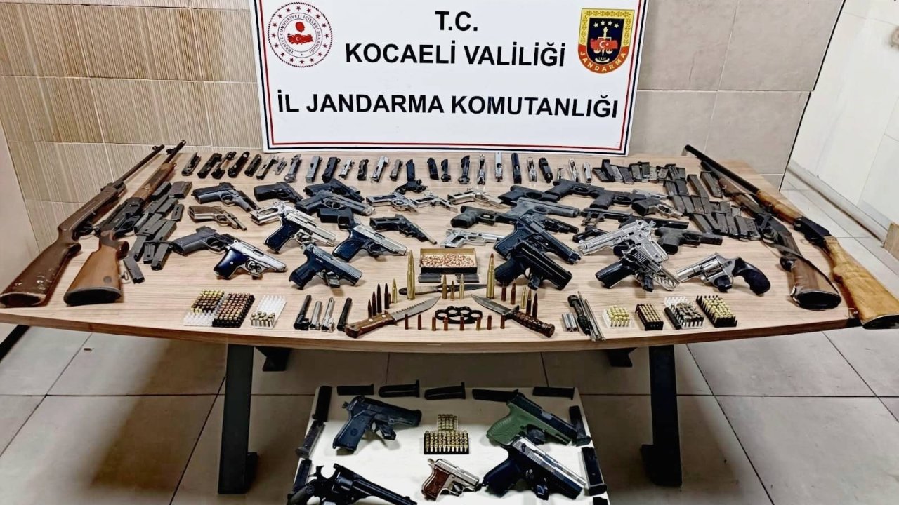 Ev ve iş yerinden ruhsatsız 14 tabanca ve 4 av tüfeği çıktı