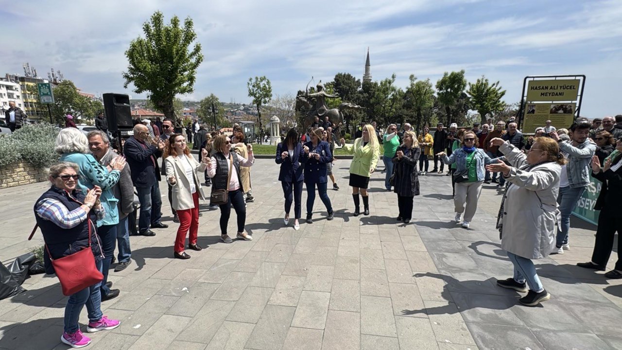 İhalenin iptalini göbek atarak kutladılar