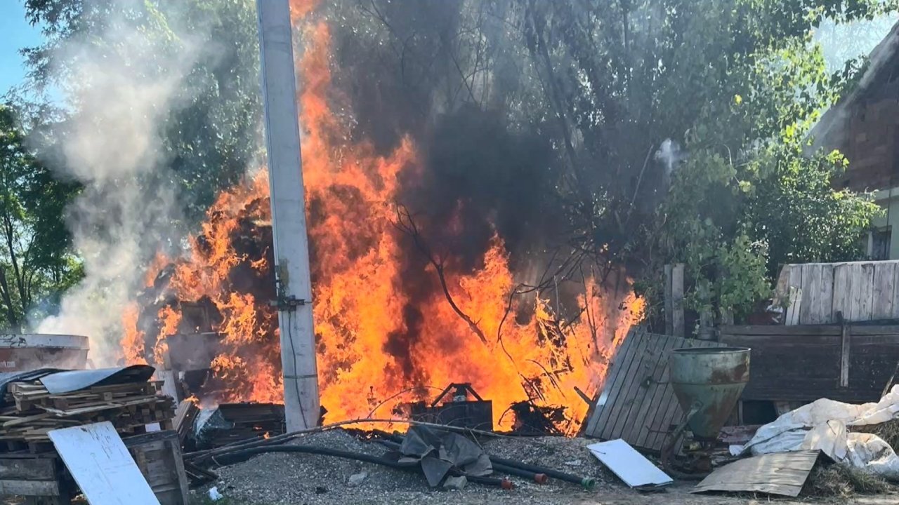 İnegöl'de yanan saman balyaları itfaiye ekipleri tarafından söndürüldü