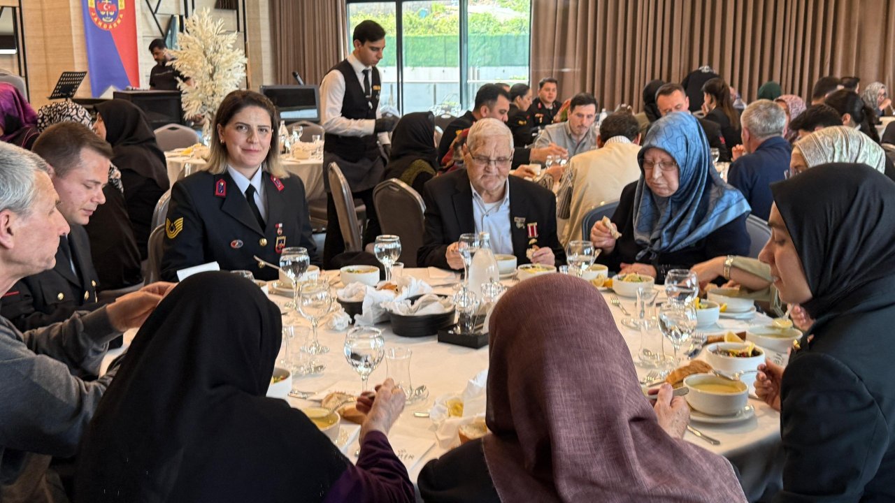 Jandarma şehit annelerini ‘Anneler Günü'nde unutmadı