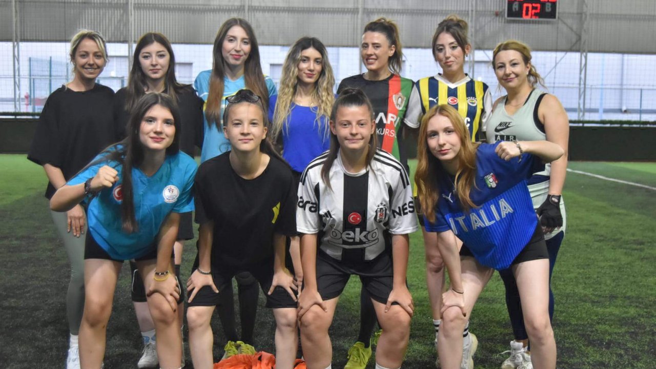 Kadınlar halı sahada futbol oynayıp stres attı