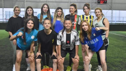 Kadınlar halı sahada futbol oynayıp stres attı