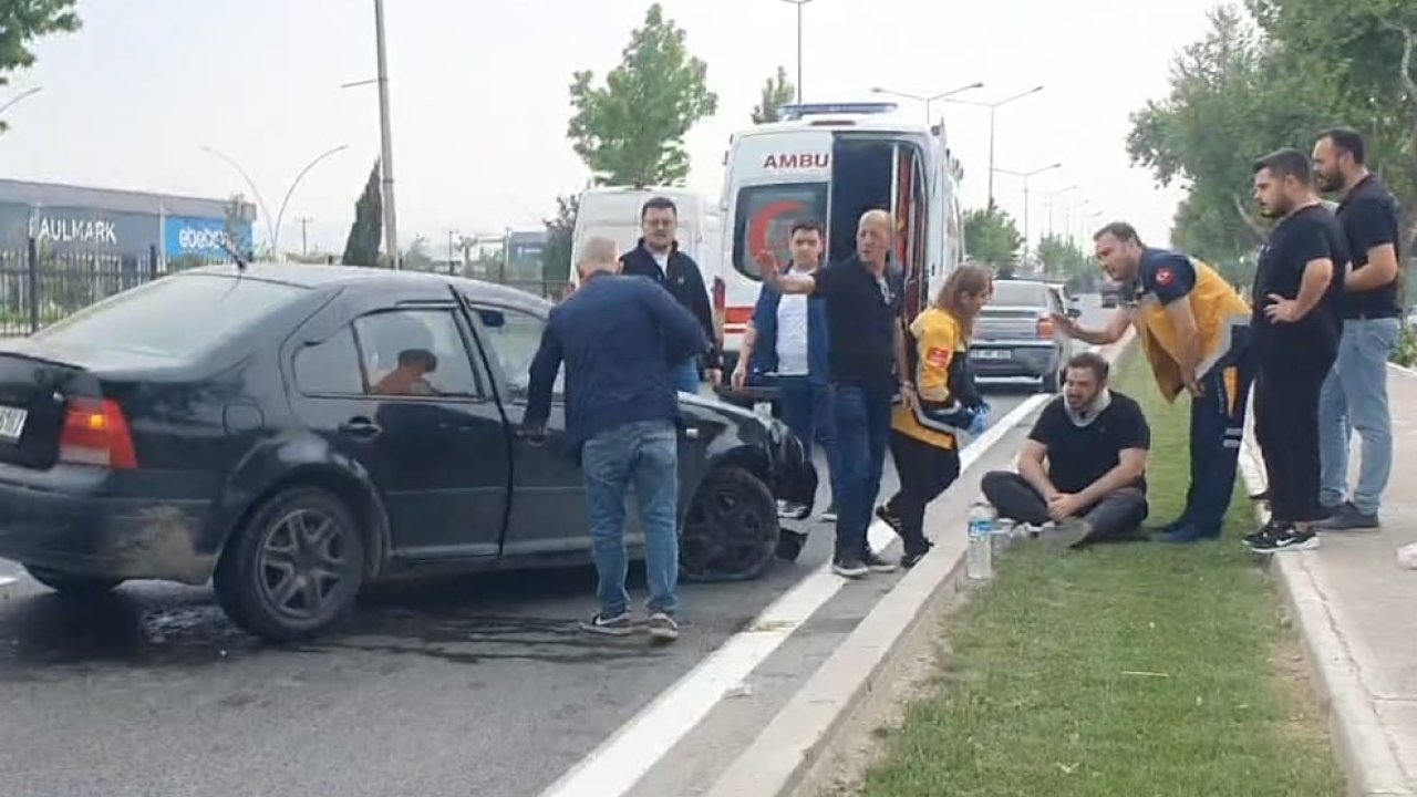 Kaldırım ile yön tabelasına çarpan otomobilin sürücüsü yaralandı