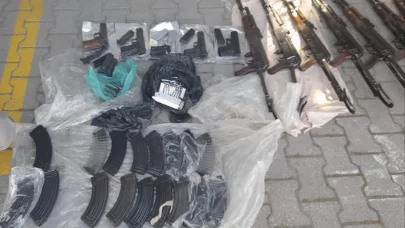 Kiralık otomobilden Kalaşnikof tüfekler çıktı; şüpheli polis gözaltında