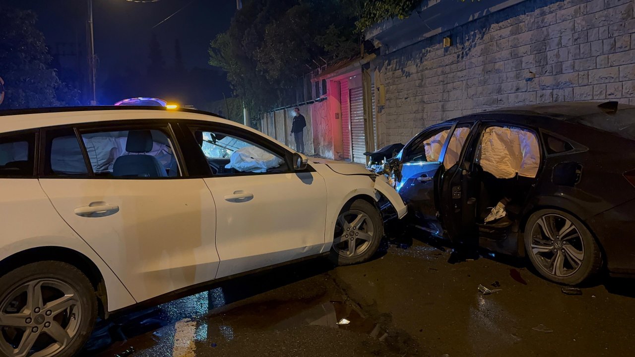 Kocaeli'de iki otomobil çarpıştı: 6 yaralı
