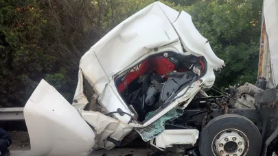 Kocaeli'de TIR kazası; şoför öldü