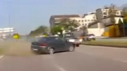 Lastiği patlayan otomobilin karşı şeride geçtiği kaza kamerada
