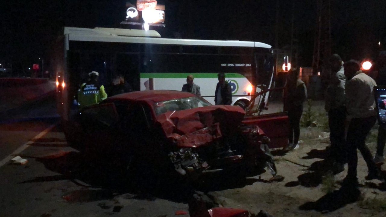 Midibüsle çarpışan otomobilin sürücüsü zabıta öldü