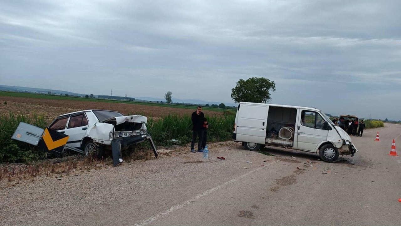 Minibüs, park halindeki otomobile çarptı: 8 yaralı