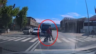 Minibüsüyle kırmızı ışıkta duran araçları geçip, yayalara rağmen yoluna devam etti