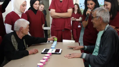 Öğrenciler ve huzurevinde yaşayanlar, teknoloji yarışmasında buluştu