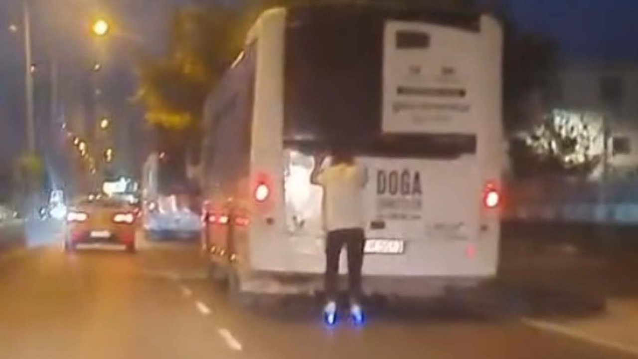 Otobüsün arkasına tutunan patenli gencin tehlikeli yolculuğu kamerada