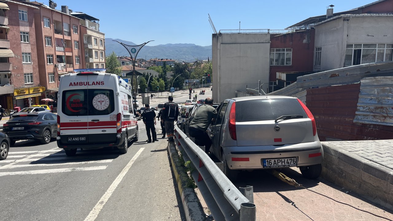Otomobil, kırmızı ışıkta bekleyen otomobile çarptı; 2'si çocuk, 5 yaralı