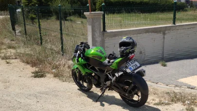 Otomobille çarpışan motosikletin sürücüsü yaralandı