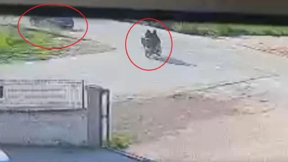 Otomobille çarpışan motosikletteki 2 kişi yaralandı; kaza anı kamerada