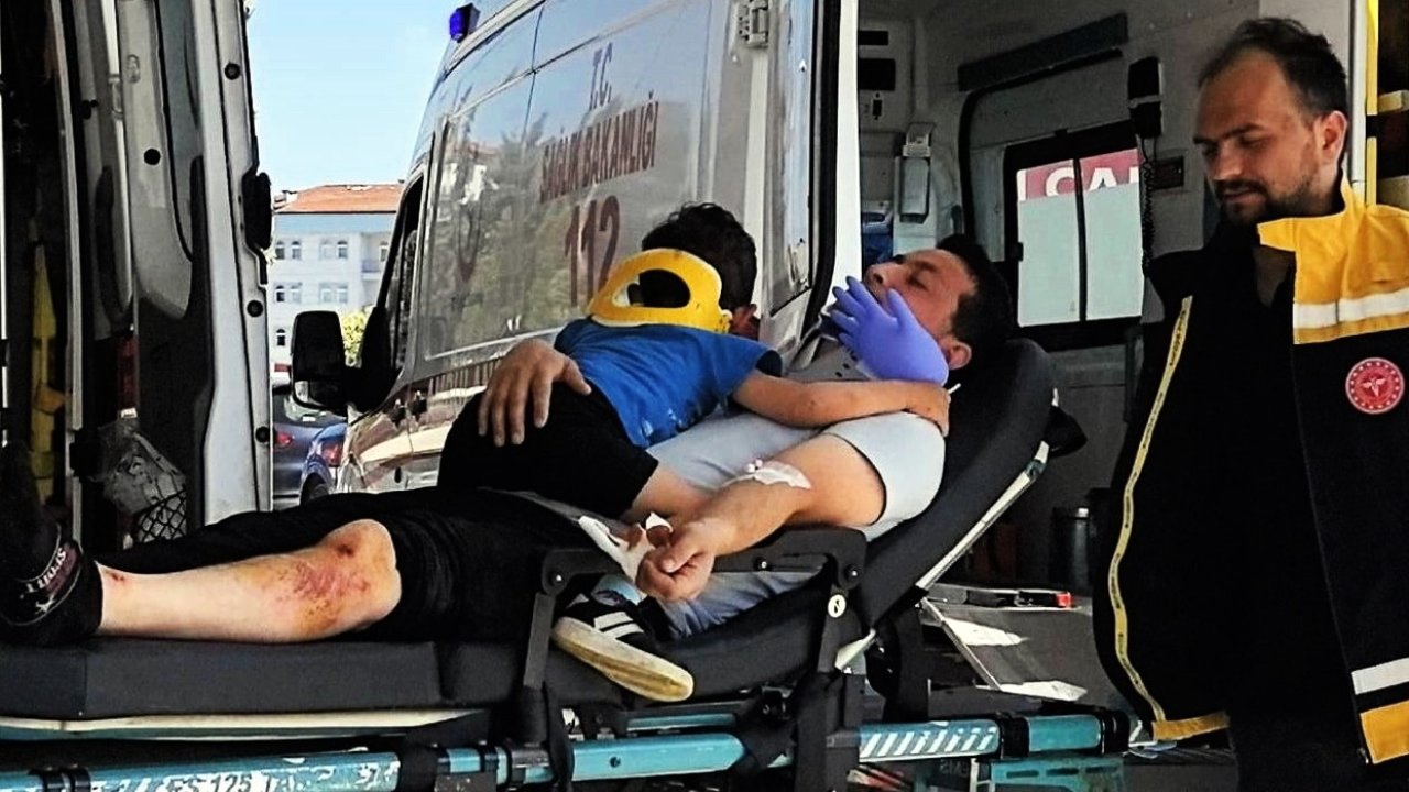 Sağlıkçılar, kazada yaralanan Ömer'e eldivenden balon yaptı
